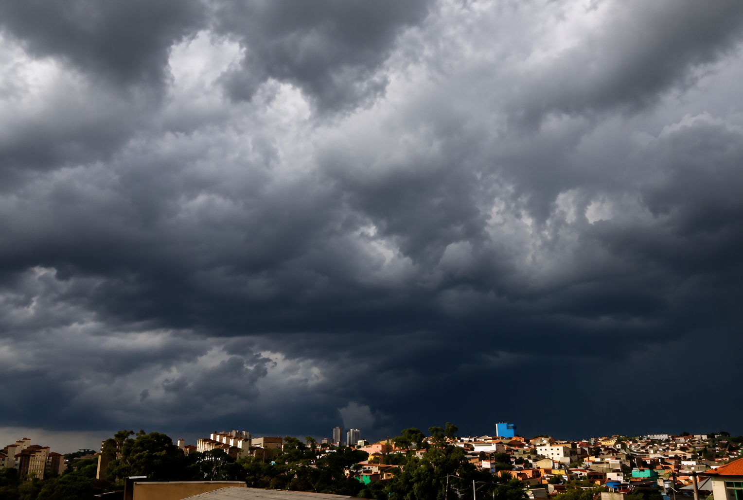 Trindade (GO) entra em alerta para possibilidade de tempestades e ventos de mais de 70 km/h